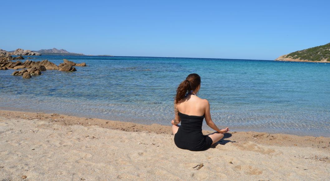 Mediteren en yoga op het strand